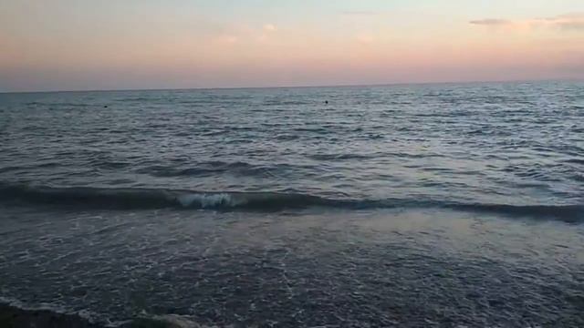 В море на закате высокая волна.. смотреть онлайн
