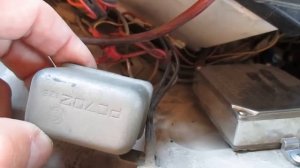 Горит лампа зарядки аккумулятора.