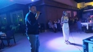 "Я пойду налево, ты пойдешь направо" Кавер. Красивое караоке в Турции парня с Казахстана.