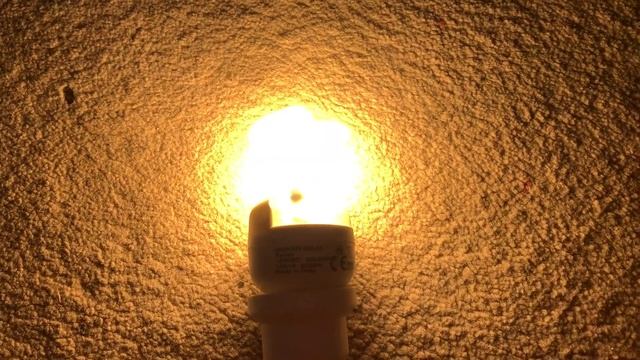 Weird Buzzy Startup on an Osram Dulux Twist 12w/827 CFL light bulb смотреть онлайн