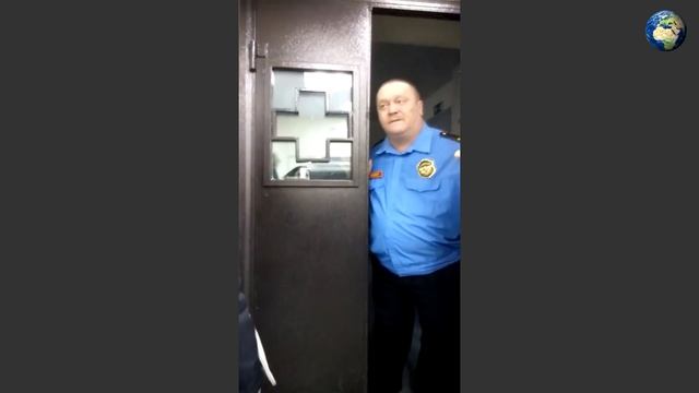 Охранник травмпункта не пустил окровавленных девушек отмыться от крови смотреть онлайн