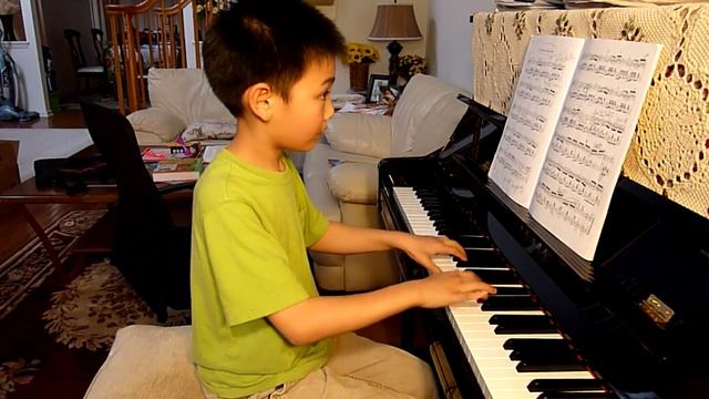 8 years old practicing Neapolitan Dance Song (Tschaikowsky) смотреть онлайн