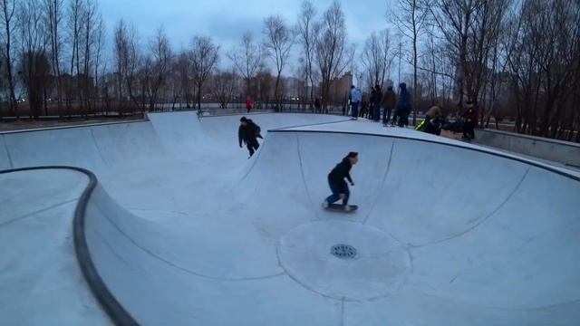 НОВЫЙ БЕТОННЫЙ СКЕЙТ-ПАРК В КИЕВЕ смотреть онлайн