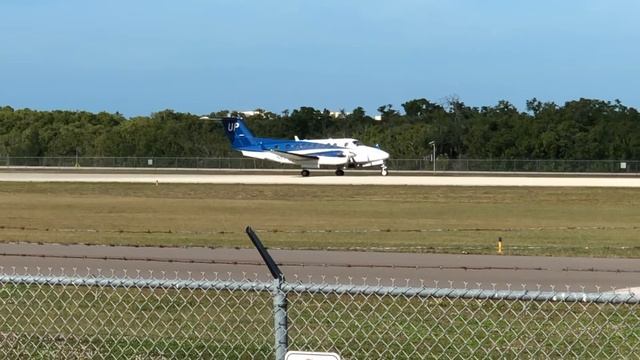 Wheels Up King Air 350i Departing Naples Airport APF смотреть онлайн