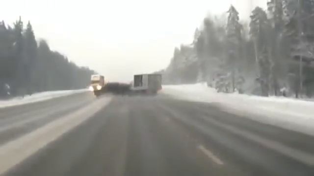 Огромный джип разносит в щепки смотреть онлайн