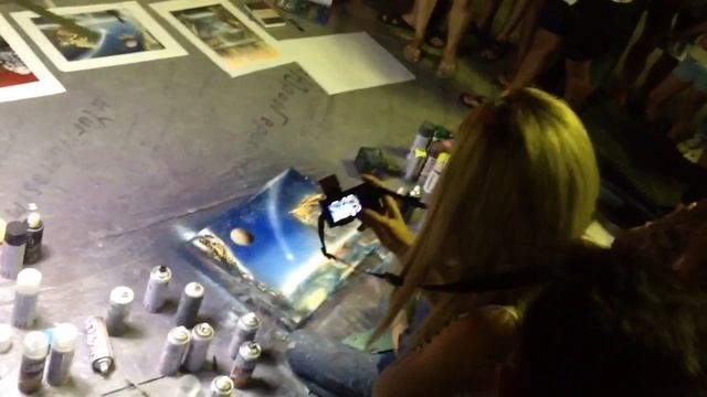 Ялта, набережная. Парень рисует футуристические картины баллончиками. Крым 2016 смотреть онлайн