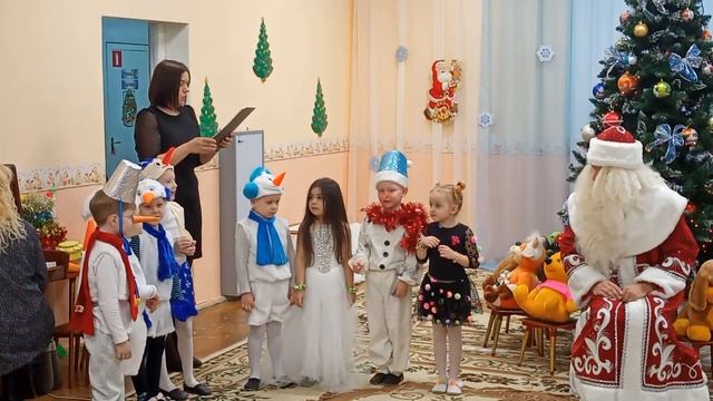 Санёк читает стишок на утреннике смотреть онлайн