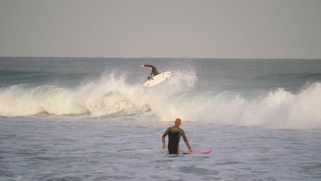North Narrabeen - Pro surfers score some perfect glassy waves before the sun goes down. смотреть онлайн