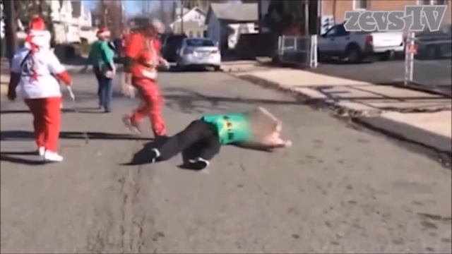 Новогодние приколы: Нелегко быть Сантой (Christmas jokes: it's not Easy to be Santa) смотреть онлайн