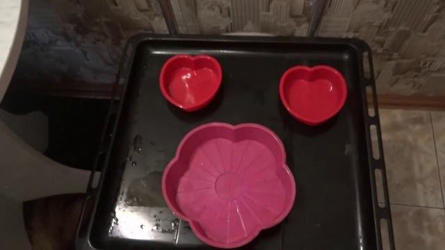 Miss Eva готовит кексы с клубникой! смотреть онлайн