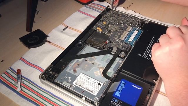 MacBook Pro 2011 - Wymiana dysku + czyszczenie смотреть онлайн
