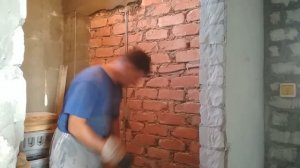 Штукатурка стен по маякам цементно-песчаным раствором. Штукатурю ванну. Расширяю дверной проём.