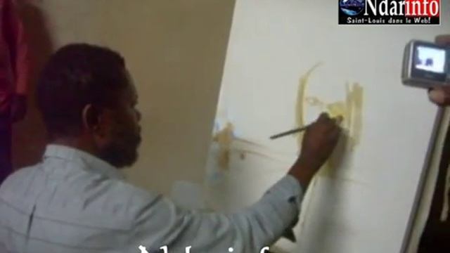 Jacob Yacouba peint à coté de Marie Madeleine Diallo смотреть онлайн