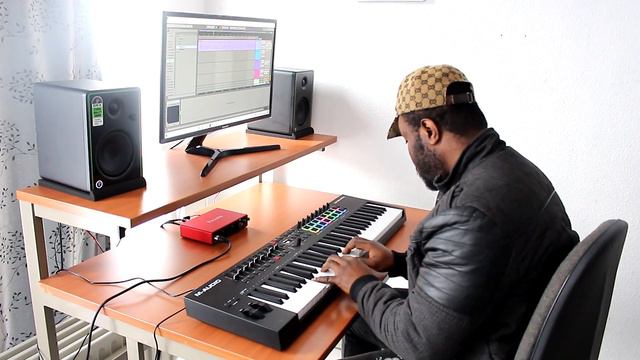 Rehearsing with M - audio oxygen pro 61 in Ableton смотреть онлайн