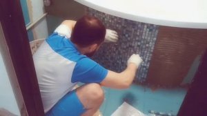 Обклеиваю ванну мозаикой