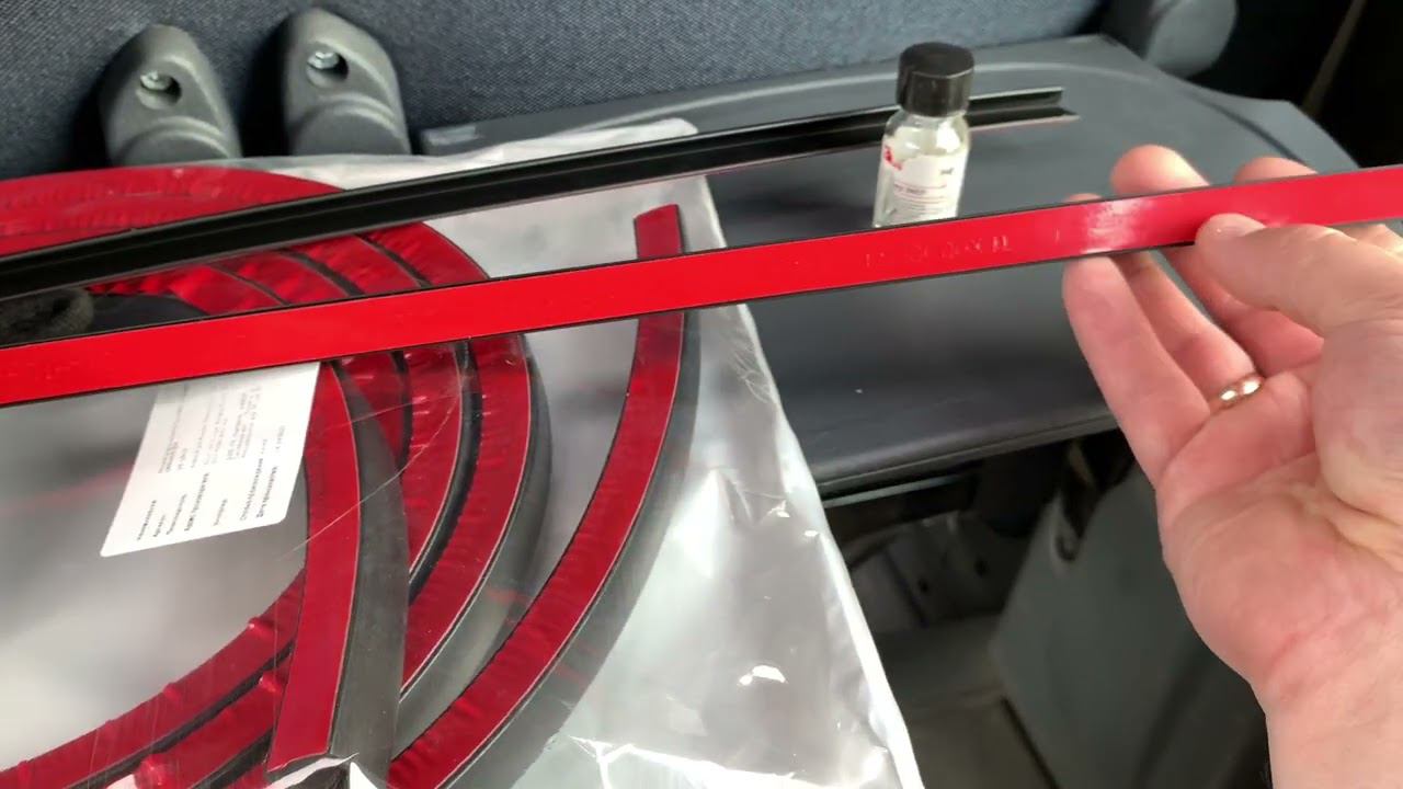 Наклеиваем на капот D-образный уплотнитель и водосгон лобового стекла на LADA Granta FL смотреть онлайн