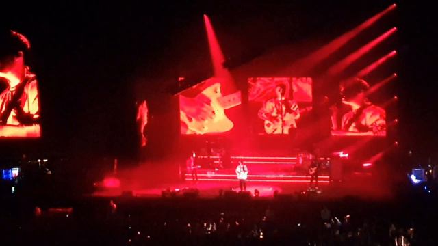 Sam Fender Play God at The Hydro Glasgow смотреть онлайн