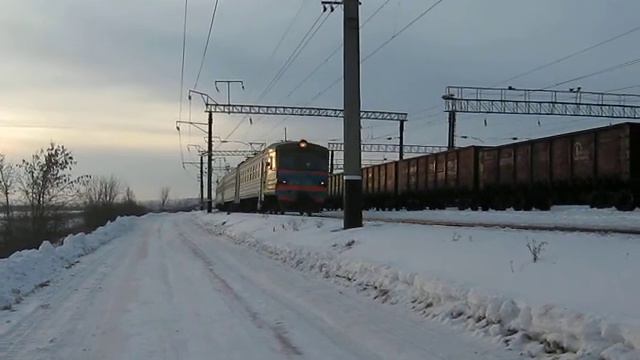 ЭР9Е-621 с пригородным поездом смотреть онлайн