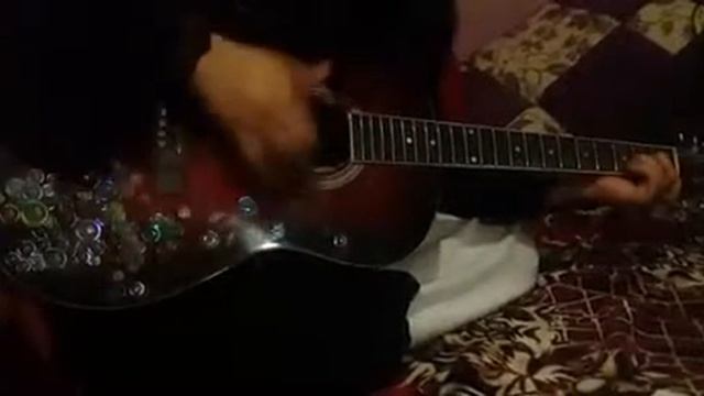 седой , девушка играет на гитаре смотреть онлайн