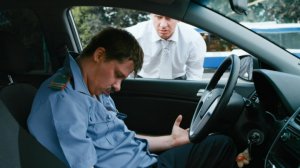 ХБ - Пьяный инспектор останавливает машину