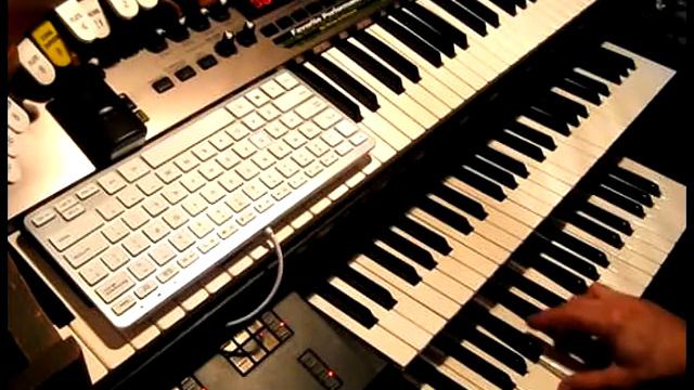Ike Reeves plays Mantovani strings on the Yamaha HS-4 смотреть онлайн