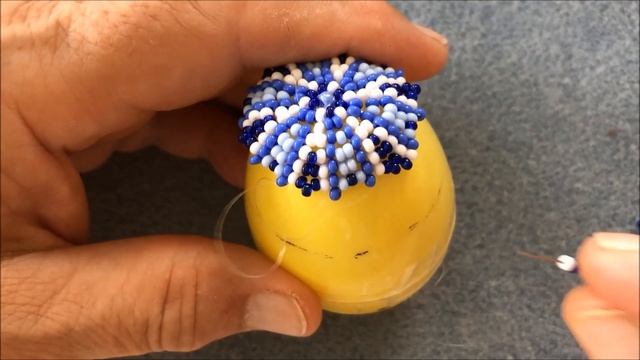 (111) Как оплести бисером яйцо.Мозаичное плетение.Подарок на Пасху. Верхушка.Ч.1 смотреть онлайн