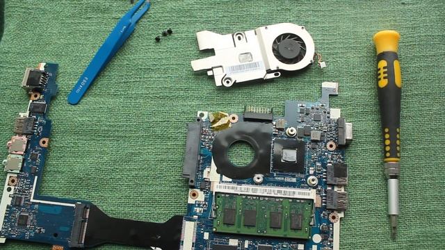 Разобрать и собрать нетбук Acer Aspire One. Намазать термопасту. смотреть онлайн