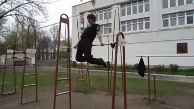 Замок обратным хватом с перехватом в верхний хват