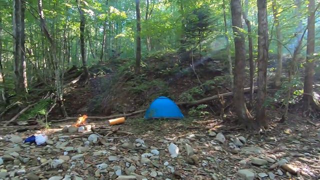 СТРОЮ УКРЫТИЕ ДЛЯ ДРОВ. ЖАРЮ КАРТОШКУ. СТРАШНО ЛИ В ЛЕСУ НОЧЬЮ? МЫСЛИ У КОСТРА. РИМСКАЯ МОСТОВАЯ. смотреть онлайн