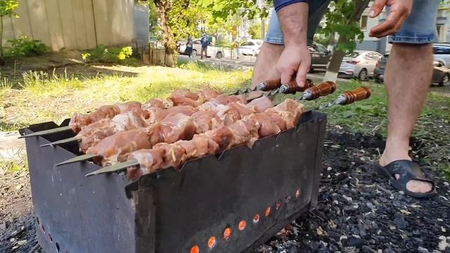 Ужин. Шашлык во дворе. Готовит папа. смотреть онлайн