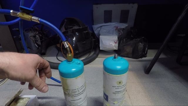 Заправляем фреон из большого баллона в маленькие смотреть онлайн
