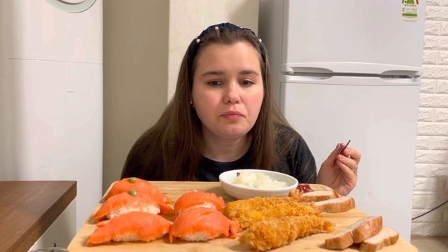 MUKBANG |Ответы на вопросы|Суши | Креветки |Копченная грудка | Редька | Кола | sushi | shrimps |col смотреть онлайн