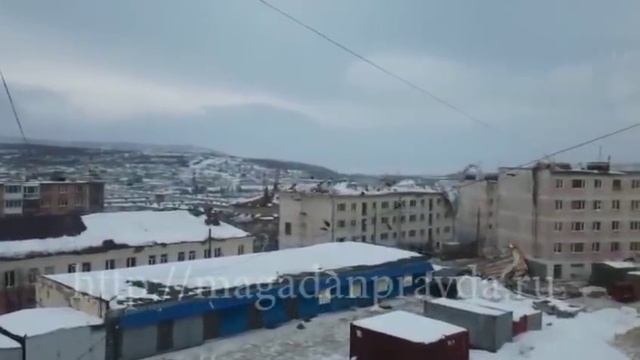 Штормовой ветер в Магадане 10 февраля срывал крыши у зданий смотреть онлайн