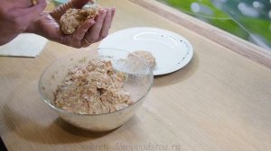Котлеты из куриного фарша с манкой, жареные на сковороде. Chicken minced cutlets