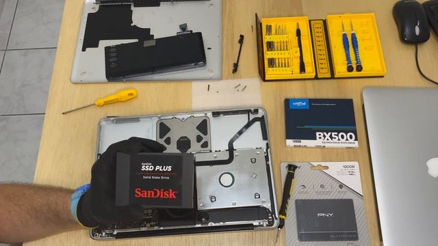 Passo a Passo de Como trocar o HD por um SSD Sandisk no MacBook Pro (2009) maneira simples e fácil! смотреть онлайн
