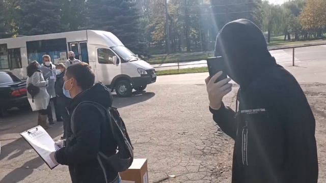 Стеснительные личности проводят в Кривом Роге опрос избирателей после голосования смотреть онлайн