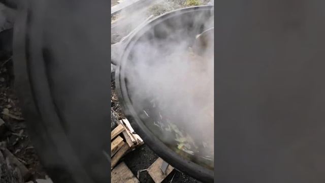Щи деревенские в казане смотреть онлайн