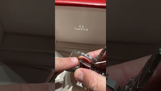 How to Use the Omega Seamaster 300M Clasp | SwissWatchExpo смотреть онлайн
