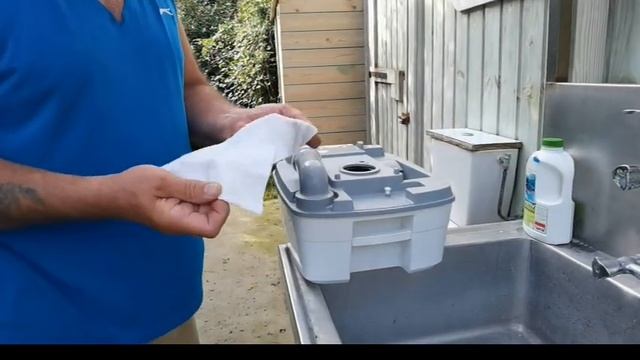 HOW TO EMPTY THE PORTA POTTI 365 @THE CAMPSITE смотреть онлайн