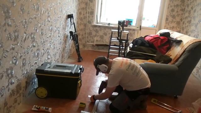 Натяжной потолок за 20 минут на строительных ходулях смотреть онлайн