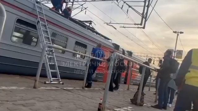 Электросталь чел упал на провода на электричке 18+ смотреть онлайн