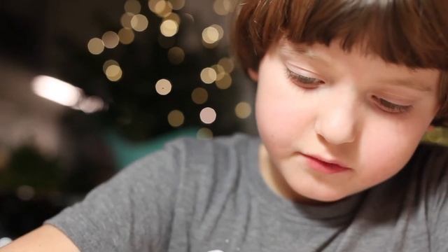 Вася лепит праздничные часы на уроке Пластилиновой живописи в Lil School смотреть онлайн