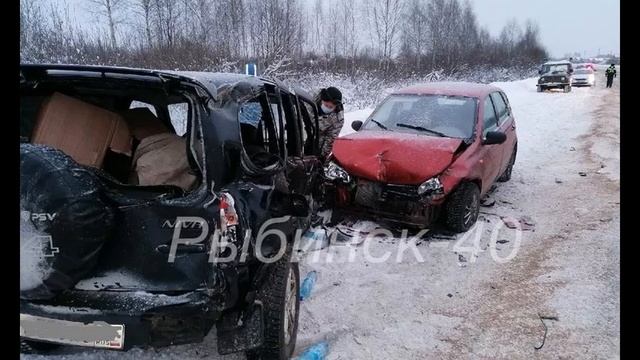 В Рыбинске столкнулись три легковушки и мусоровоз смотреть онлайн