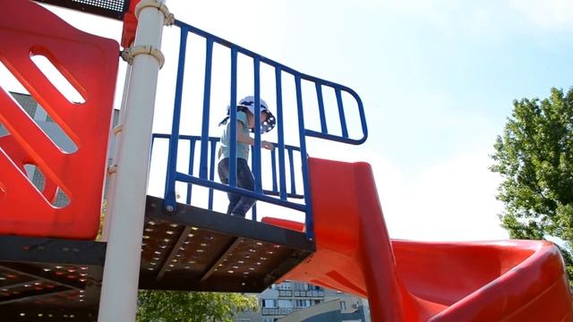 Встреча с черными дроздами. Детская площадка, горки. смотреть онлайн