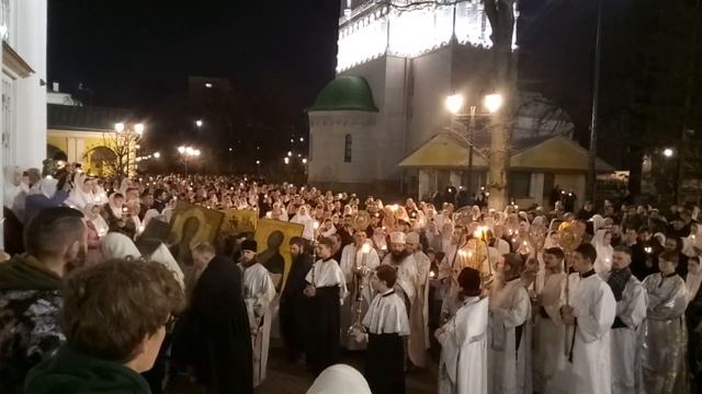 Пасха у старообрядцев. Приветствие Христос Воскресе! и возвращение в храм. (Рогожское, 2022 год) смотреть онлайн