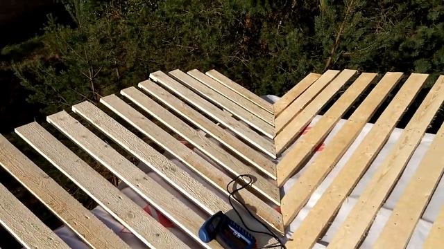 Крыша каркасного дома, монтаж обрешётки, гидроветрозащиты и кровельных листов ондувиллы. смотреть онлайн