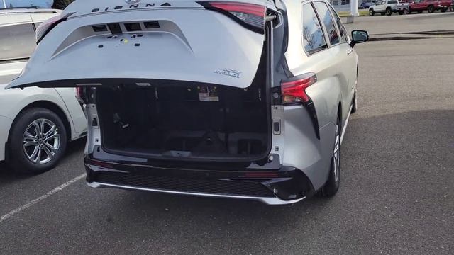 2023 Toyota Sienna XSE in Celestial Silver Metallic смотреть онлайн