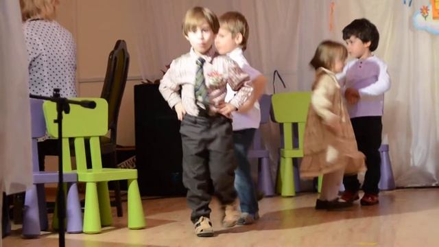 8 марта в детском саду : Веня и Женя танцуют смотреть онлайн