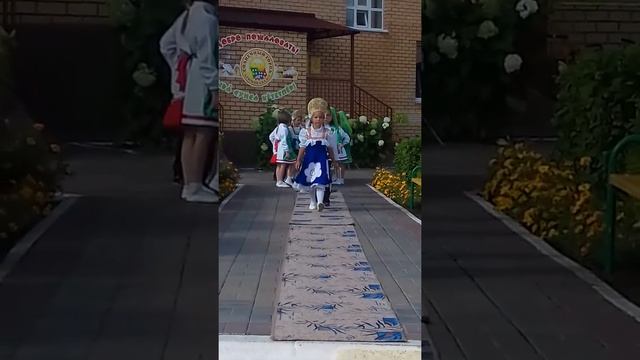 Дефиле в национальных костюмах (часть 2) смотреть онлайн