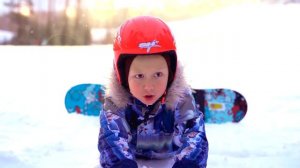 Сеня и Папа играют со снегом и убегают от снеговика